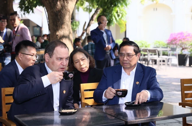 Thủ tướng Việt Nam và Belarus tham quan Cột Cờ Hà Nội, thưởng thức càphê